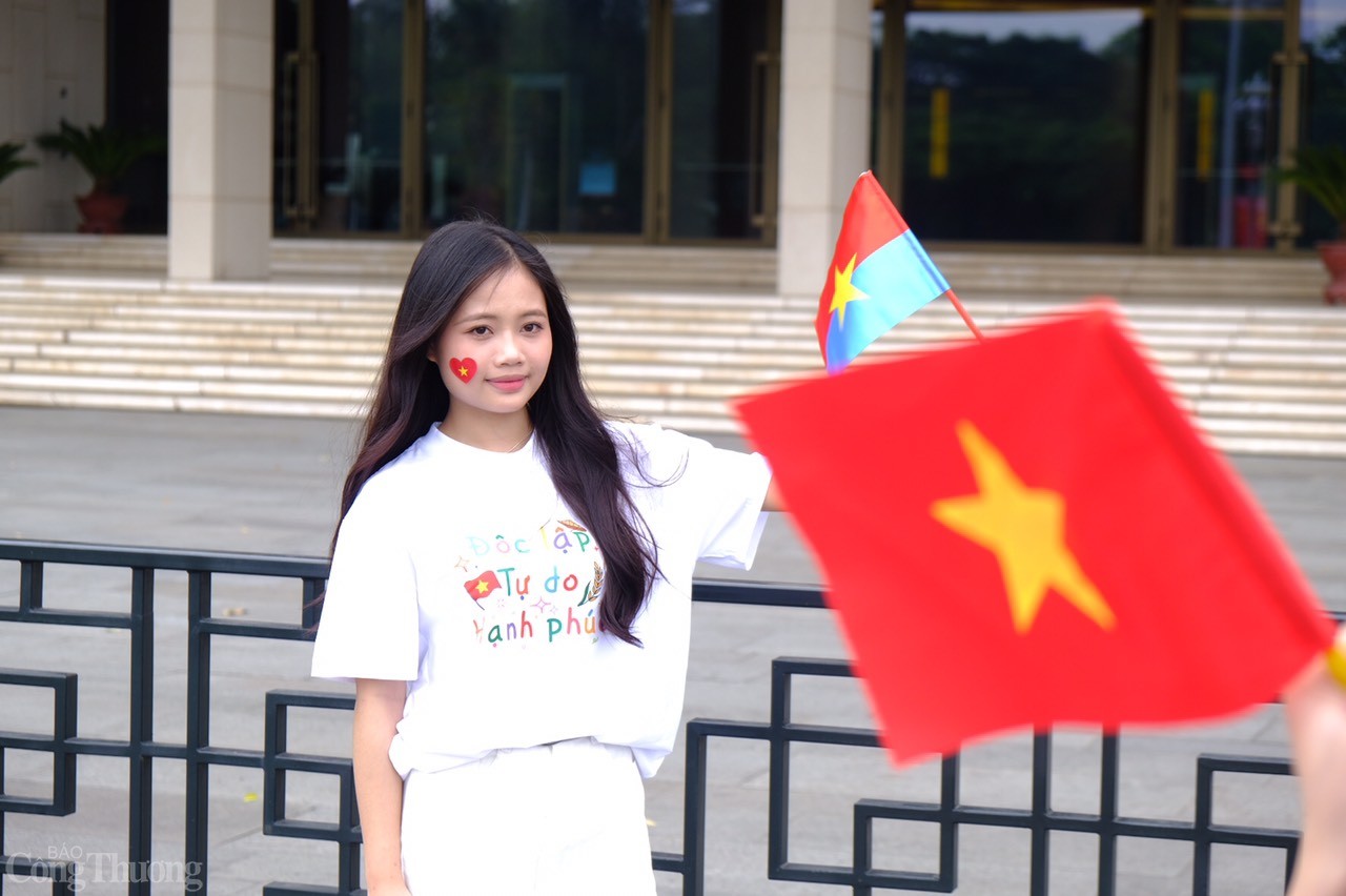 Lăng Bác đông khách tham quan dịp Thống Nhất Đất nước 30/4