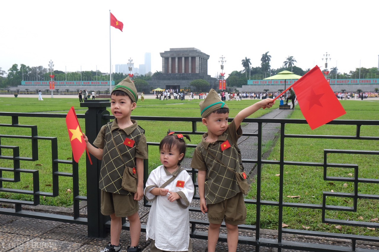 Lăng Bác đông khách tham quan dịp Thống Nhất Đất nước 30/4