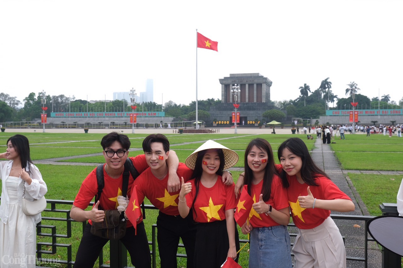 Lăng Bác đông khách tham quan dịp Thống Nhất Đất nước 30/4