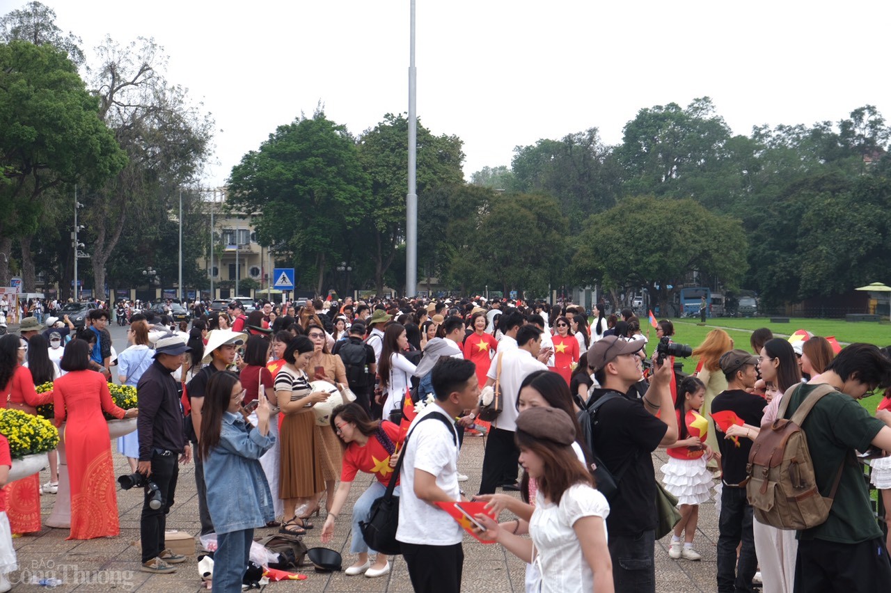 Vào những ngày cuối tháng Tư, hòa trong không khí kỷ niệm Đại lễ Thống nhất đất nước, Lăng Bác đón lượng lớn khách tham quan từ khắp mọi miền Tổ quốc.