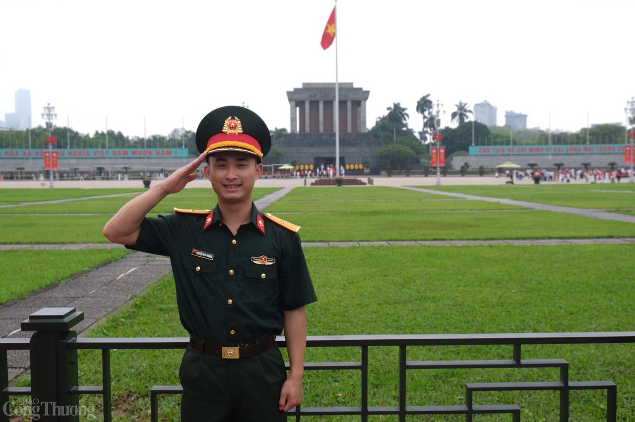 Lăng Bác đông khách tham quan dịp Thống Nhất Đất nước 30/4