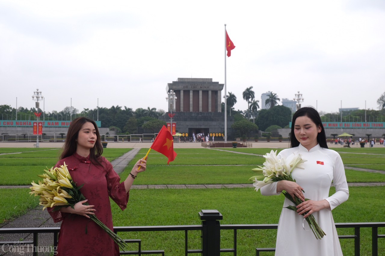 Lăng Bác đông khách tham quan dịp Thống Nhất Đất nước 30/4