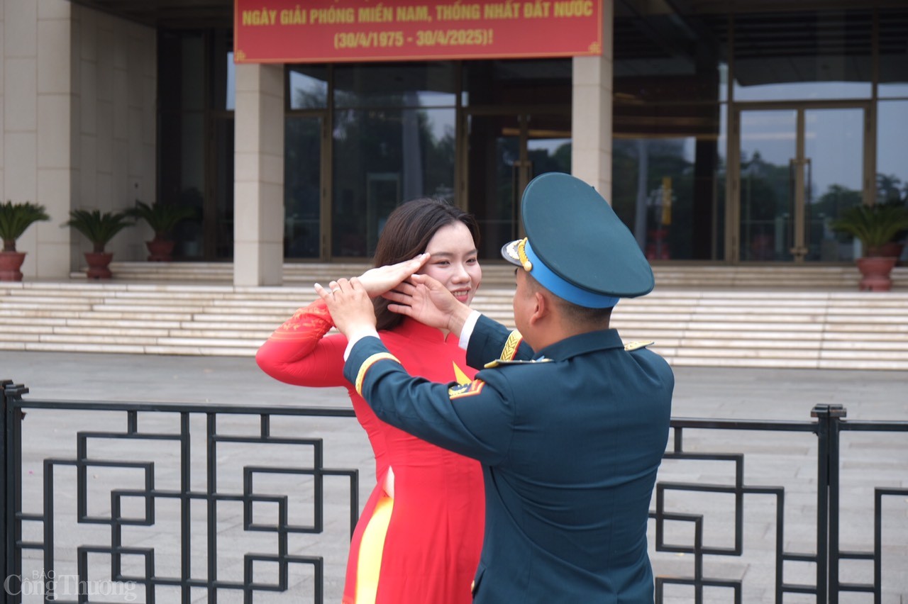 Lăng Bác đông khách tham quan dịp Thống Nhất Đất nước 30/4