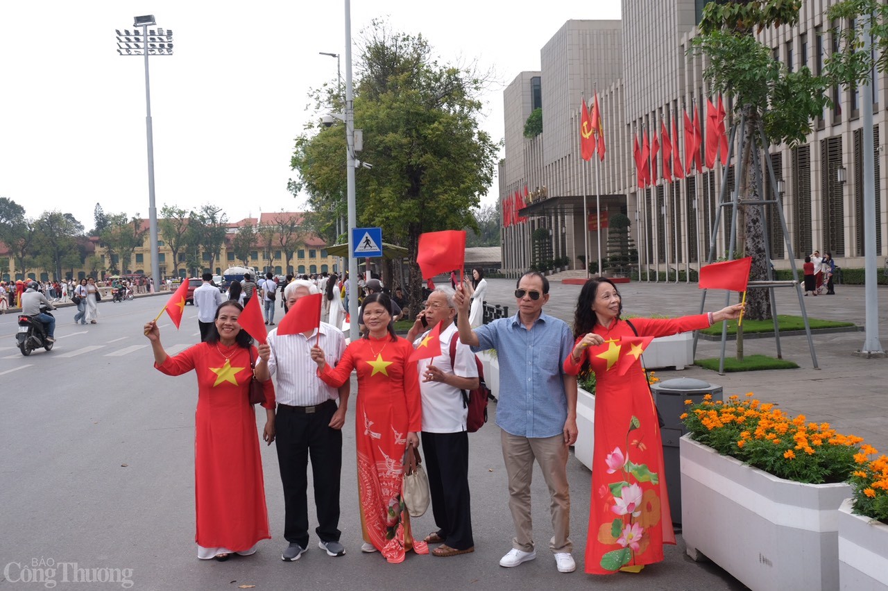 Lăng Bác đông khách tham quan dịp Thống Nhất Đất nước 30/4