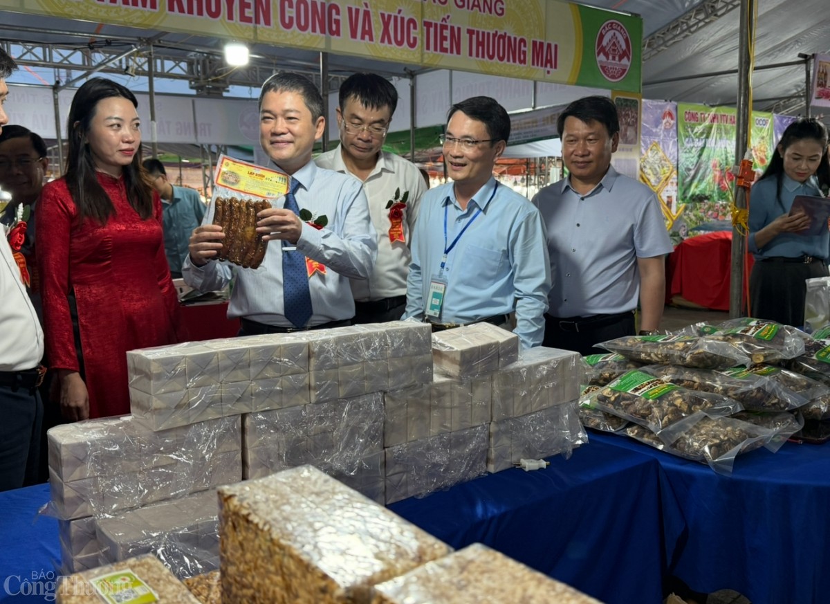 undefined Quảng Bình: Khai mạc Hội chợ Thương mại Khu vực Bắc Trung