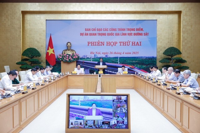 undefined Thủ tướng yêu cầu phải huy động các tập đoàn, doanh nghiệp Nhà nước và tư nhân có năng lực công nghệ và sản xuất tham gia các dự án và phát triển công nghiệp đường sắt - Ảnh: VGP/Nhật Bắc