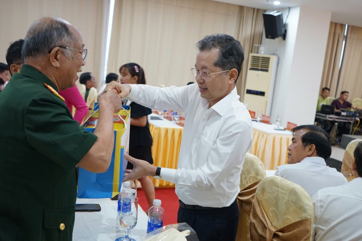 Bí thư Thành ủy Đà Nẵng Nguyễn Văn Quảng tặng quà tri ân các nhân chứng lịch sử