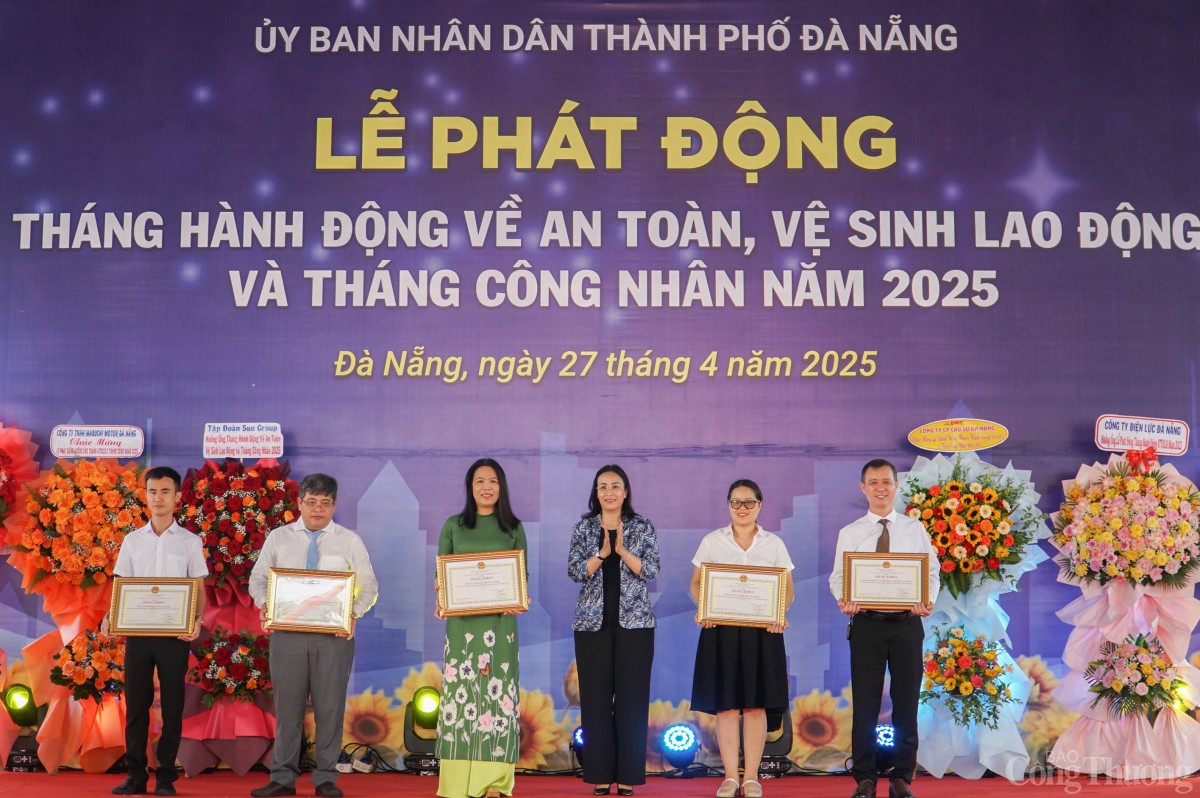 Lãnh đạo UBND thành phố Đà Nẵng tặng bằng khen cho 5 tập thể có thành tích xuất sắc trong công tác an toàn, vệ sinh lao động năm 2024
