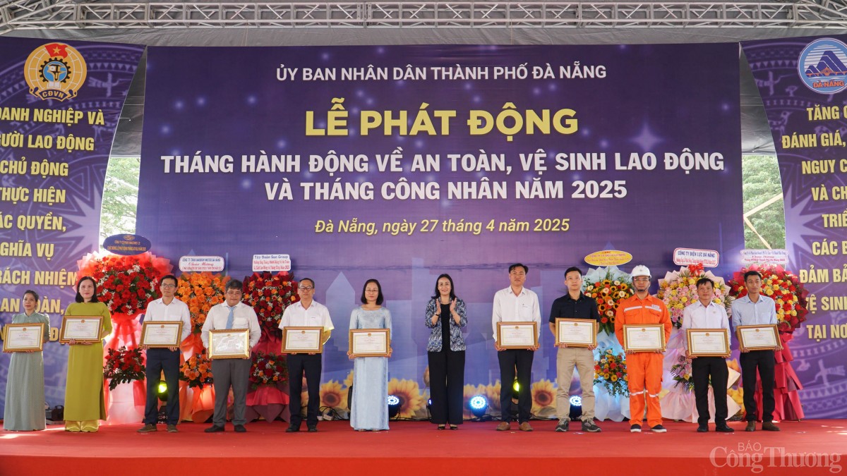 Lãnh đạo UBND thành phố Đà Nẵng tặng bằng khen cho 11 cá nhân có thành tích xuất sắc trong công tác an toàn, vệ sinh lao động năm 2024
