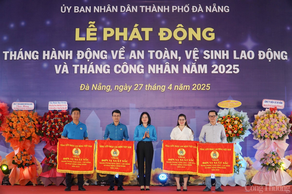 Lãnh đạo Liên đoàn Lao động thành phố Đà Nẵng trao tặng Cờ Thi đua của Chủ tịch Tổng Liên đoàn Lao động Việt Nam cho 4 đơn vị đã có thành tích xuất sắc trong Phong trào thi đua lao động giỏi và xây dựng tổ chức Công đoàn vững mạnh năm 2024