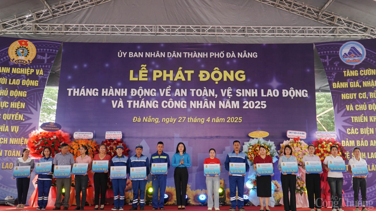 Bà Phan Thị Thúy Linh, Chủ tịch Liên đoàn Lao động thành phố Đà Nẵng trao hỗ trợ xây dựng, sửa chữa nhà cho đoàn viên, người lao động