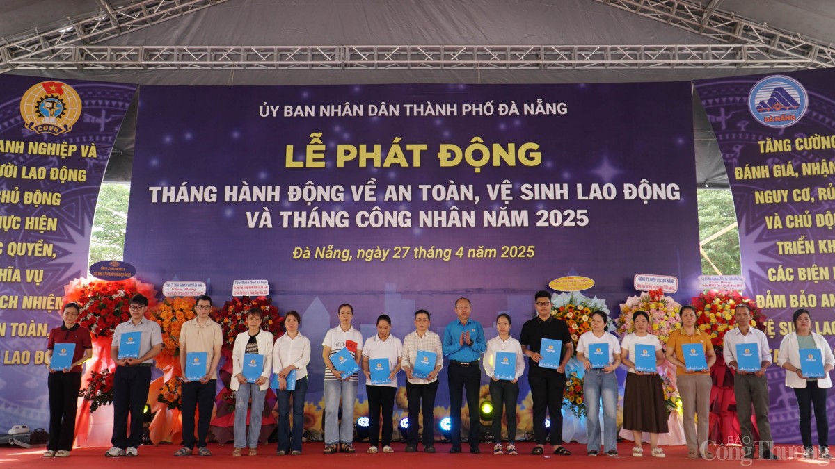 Ông Lê Văn Đại, Phó Chủ tịch Liên đoàn Lao động Đà Nẵng tặng quà hỗ trợ cho đoàn viên, người lao động bị tai nạn lao động, bệnh nghề nghiệp