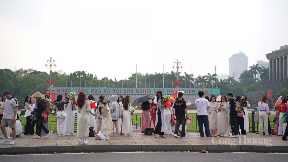 Đông nghịt người đổ về Quảng trường Ba Đình trước thềm 30/4