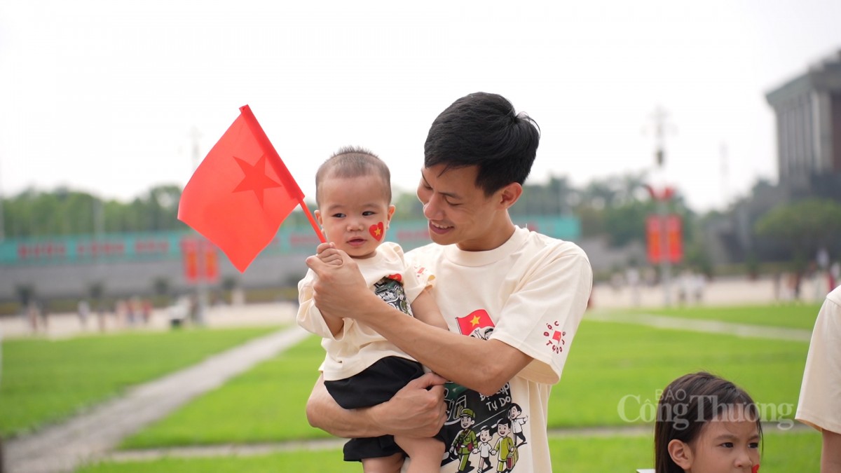 Đông nghịt người đổ về Quảng trường Ba Đình trước thềm 30/4