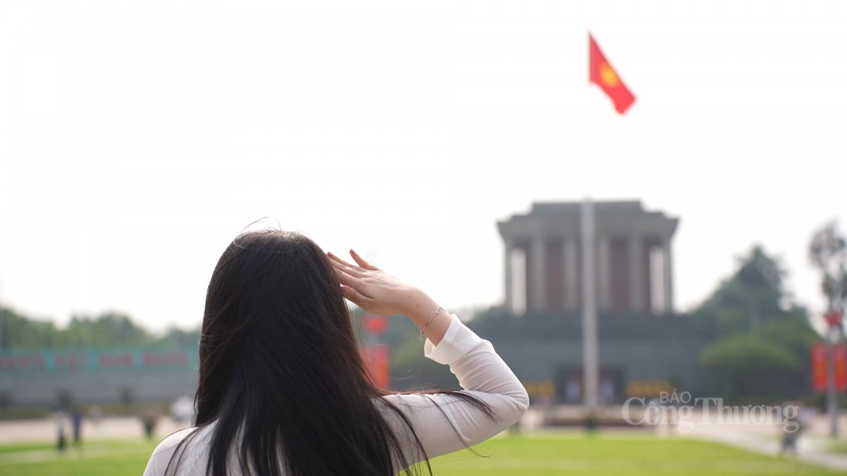 Đông nghịt người đổ về Quảng trường Ba Đình trước thềm 30/4