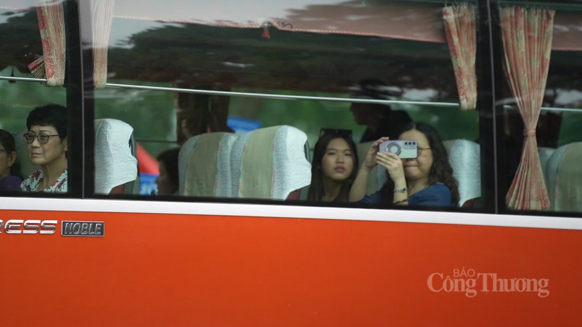 Đông nghịt người đổ về Quảng trường Ba Đình trước thềm 30/4