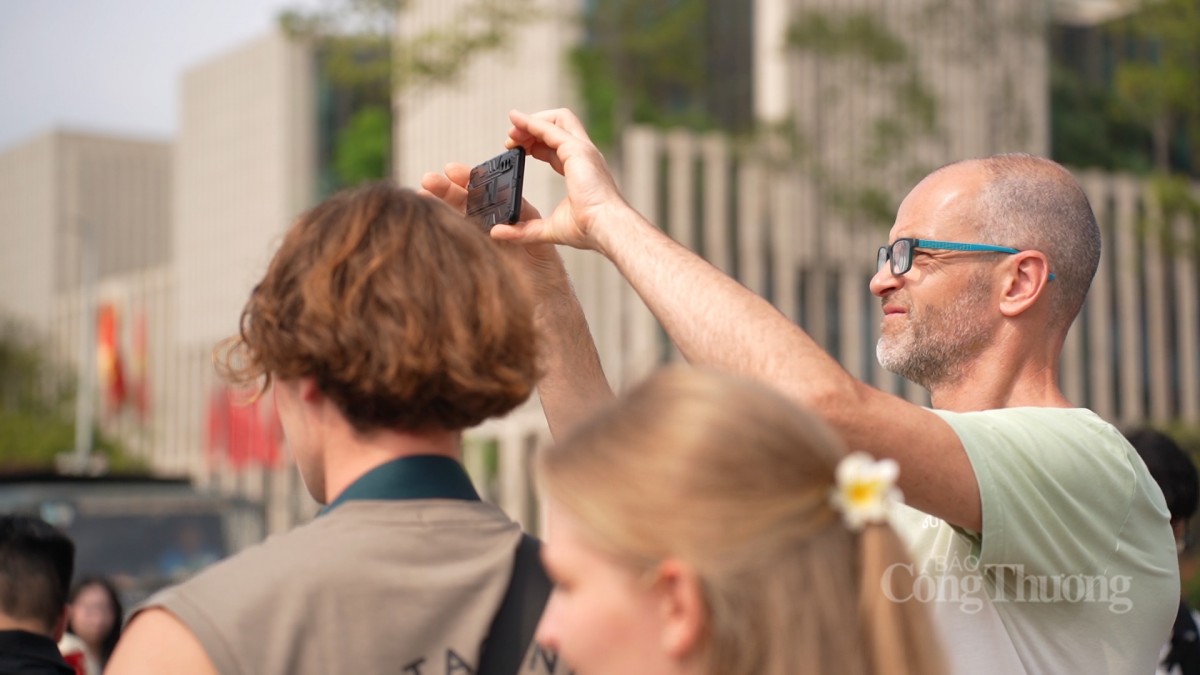 Đông nghịt người đổ về Quảng trường Ba Đình trước thềm 30/4