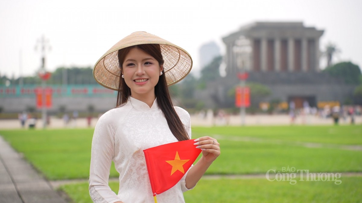 Đông nghịt người đổ về Quảng trường Ba Đình trước thềm 30/4