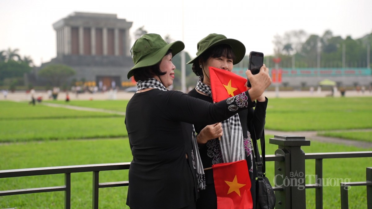 Đông nghịt người đổ về Quảng trường Ba Đình trước thềm 30/4