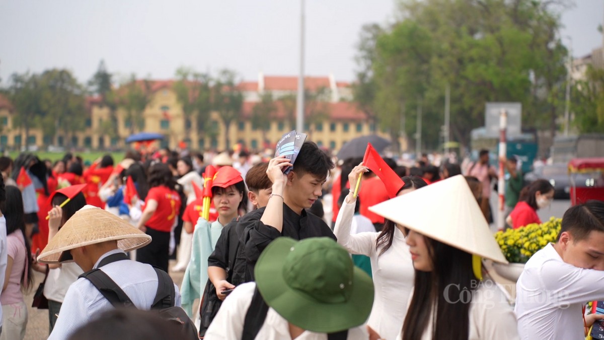 Đông nghịt người đổ về Quảng trường Ba Đình trước thềm 30/4