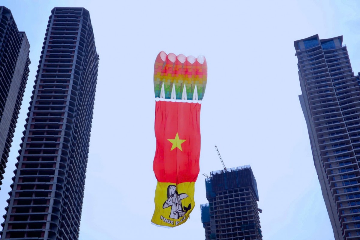 Sắc đỏ cờ Tổ quốc tung bay trên bầu trời Đà Nẵng Sắc đỏ cờ Tổ quốc tung bay trên bầu trời Đà Nẵng