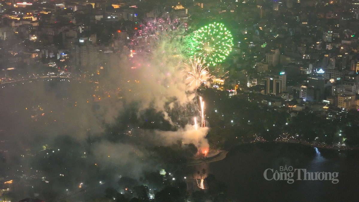 Bắn pháo hoa rực sáng trên bầu trời Hà Nội