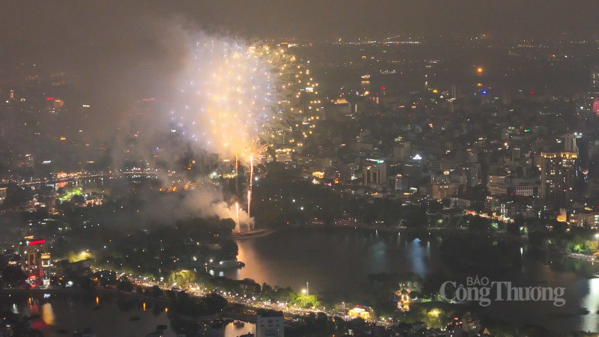 Bắn pháo hoa rực sáng trên bầu trời Hà Nội