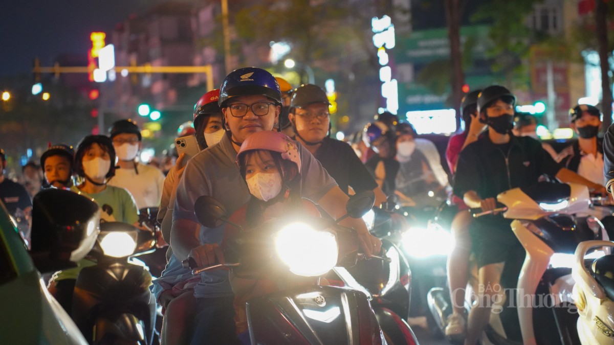 Bắn pháo hoa rực sáng trên bầu trời Hà Nội