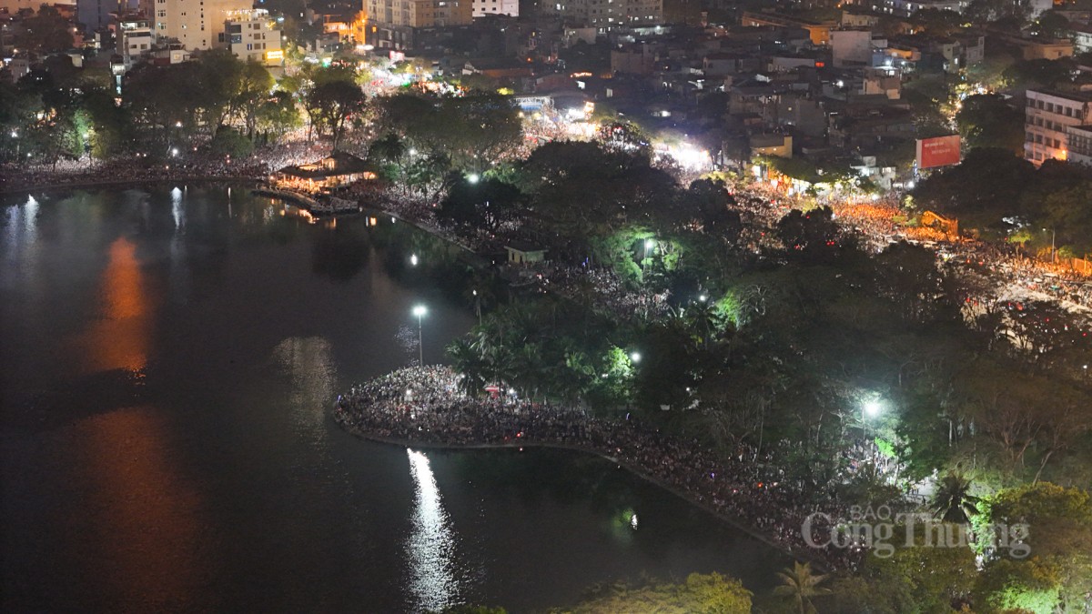 Bắn pháo hoa rực sáng trên bầu trời Hà Nội