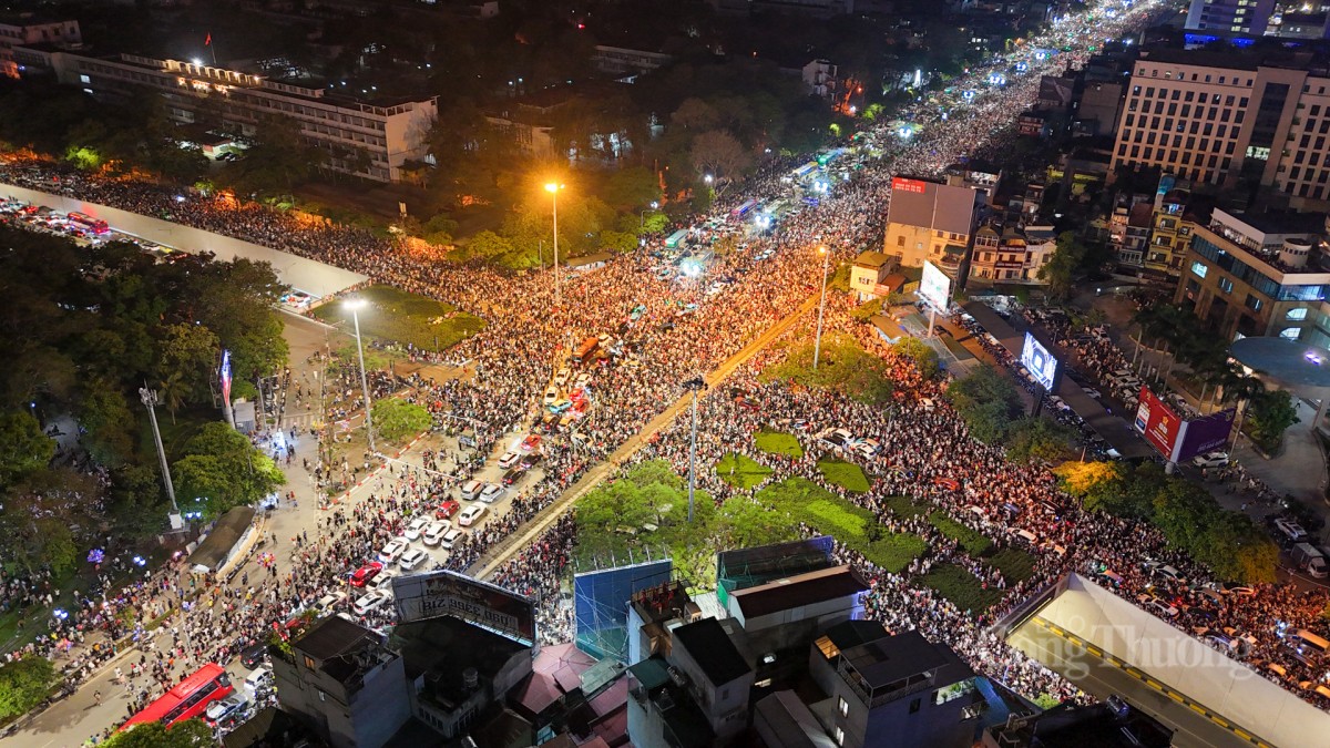 Bắn pháo hoa rực sáng trên bầu trời Hà Nội