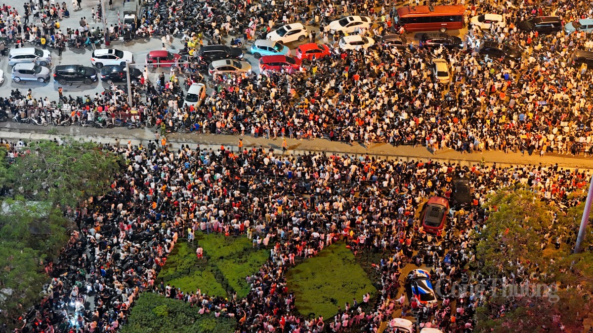 Bắn pháo hoa rực sáng trên bầu trời Hà Nội