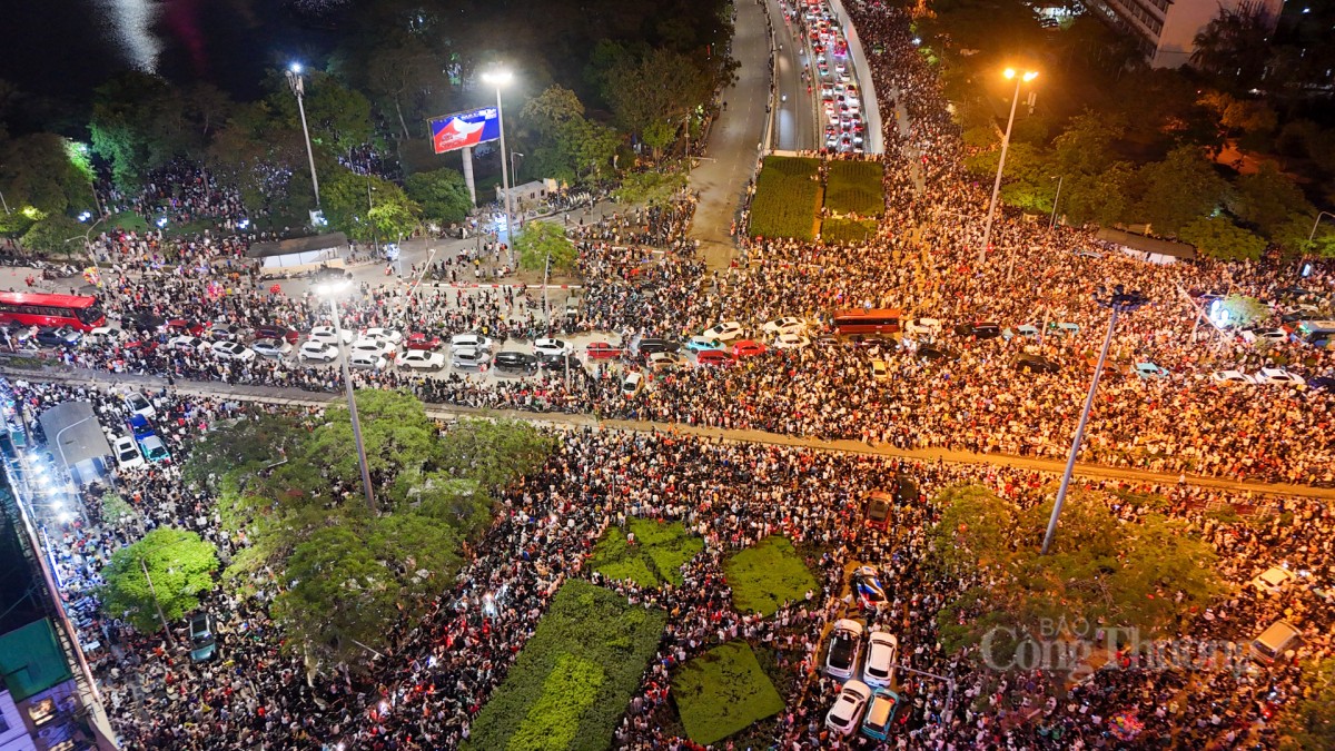 Bắn pháo hoa rực sáng trên bầu trời Hà Nội
