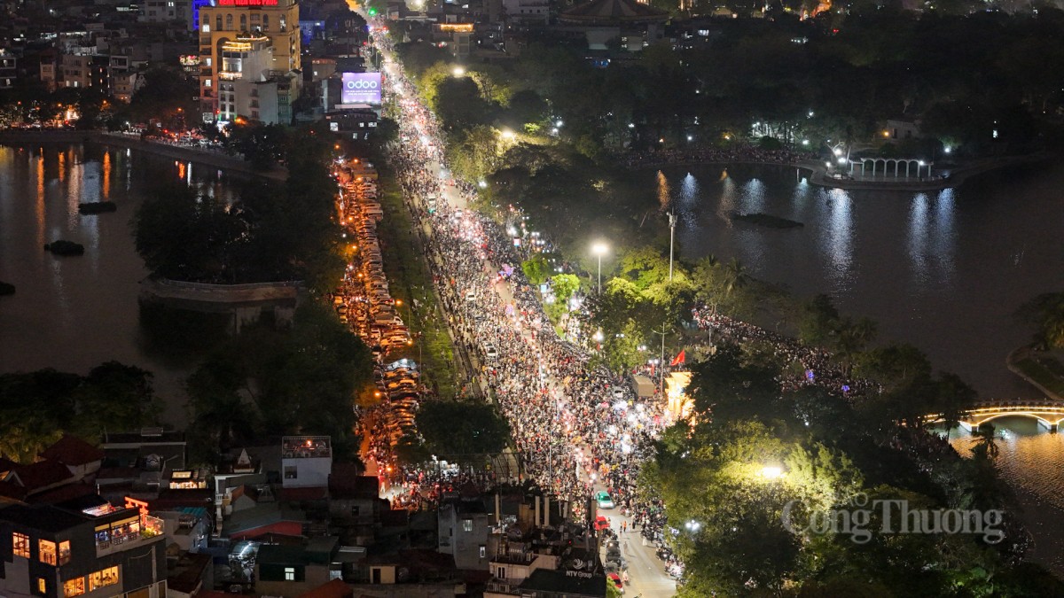 Bắn pháo hoa rực sáng trên bầu trời Hà Nội
