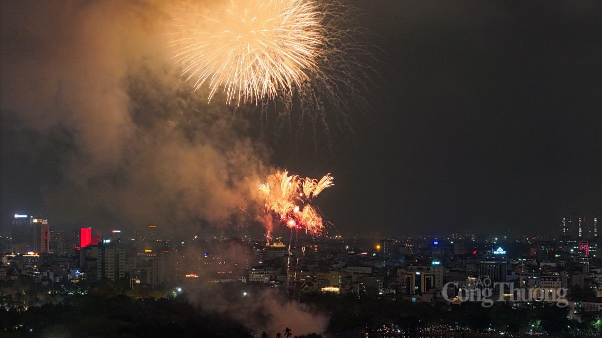 Bắn pháo hoa rực sáng trên bầu trời Hà Nội