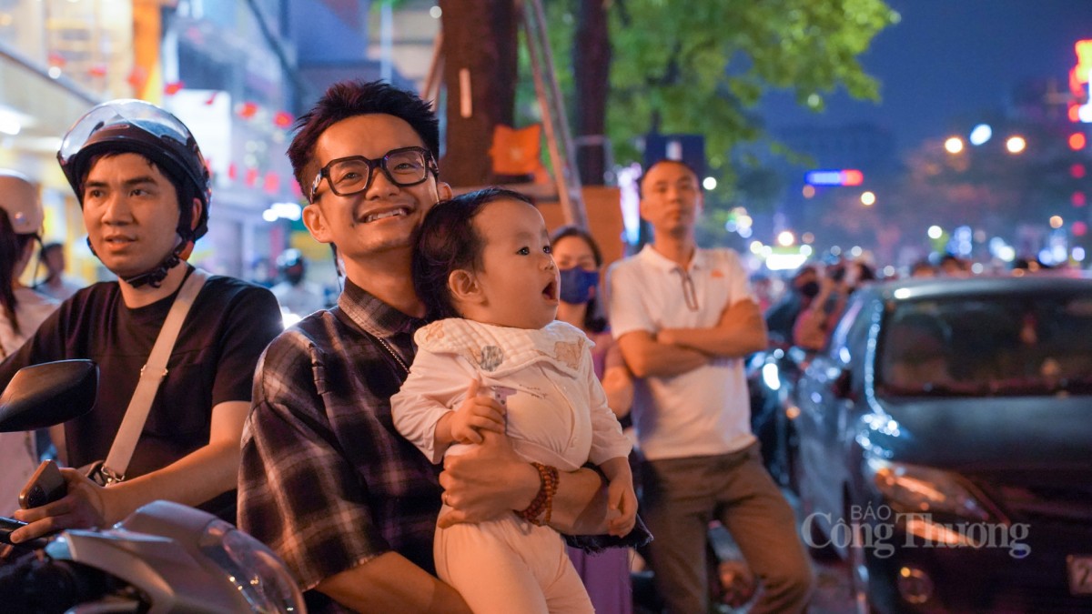 Bắn pháo hoa rực sáng trên bầu trời Hà Nội