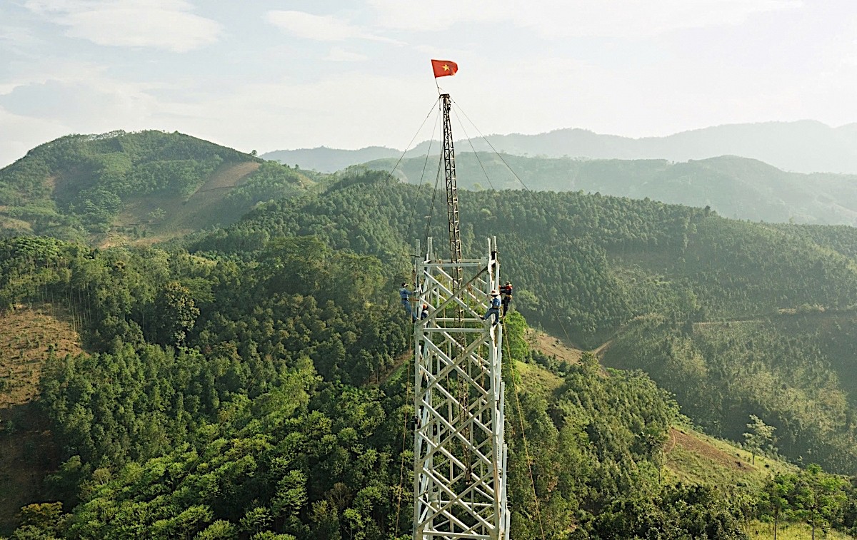 Vị trí 42 của tuyến đường dây 500kV Lào Cai - Vĩnh Yên do Công ty CP Tập đoàn PC1 đã thi công xong ngày 20/4. Lá cờ đỏ sao vàng đã được công nhân thi công tự hào cắm lên - xác lập vị trí đầu tiên được hoàn thành.