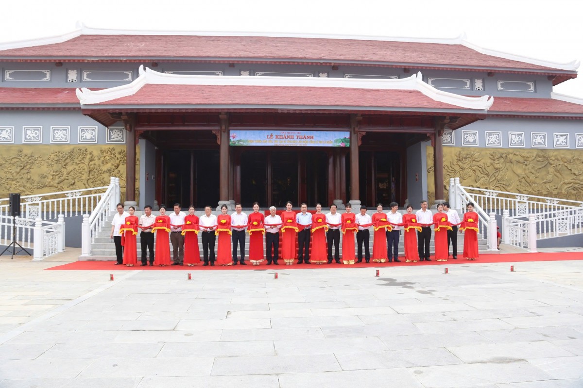 undefined Các đại biểu cắt băng khánh thành dự án tôn tạo Khu lưu niệm