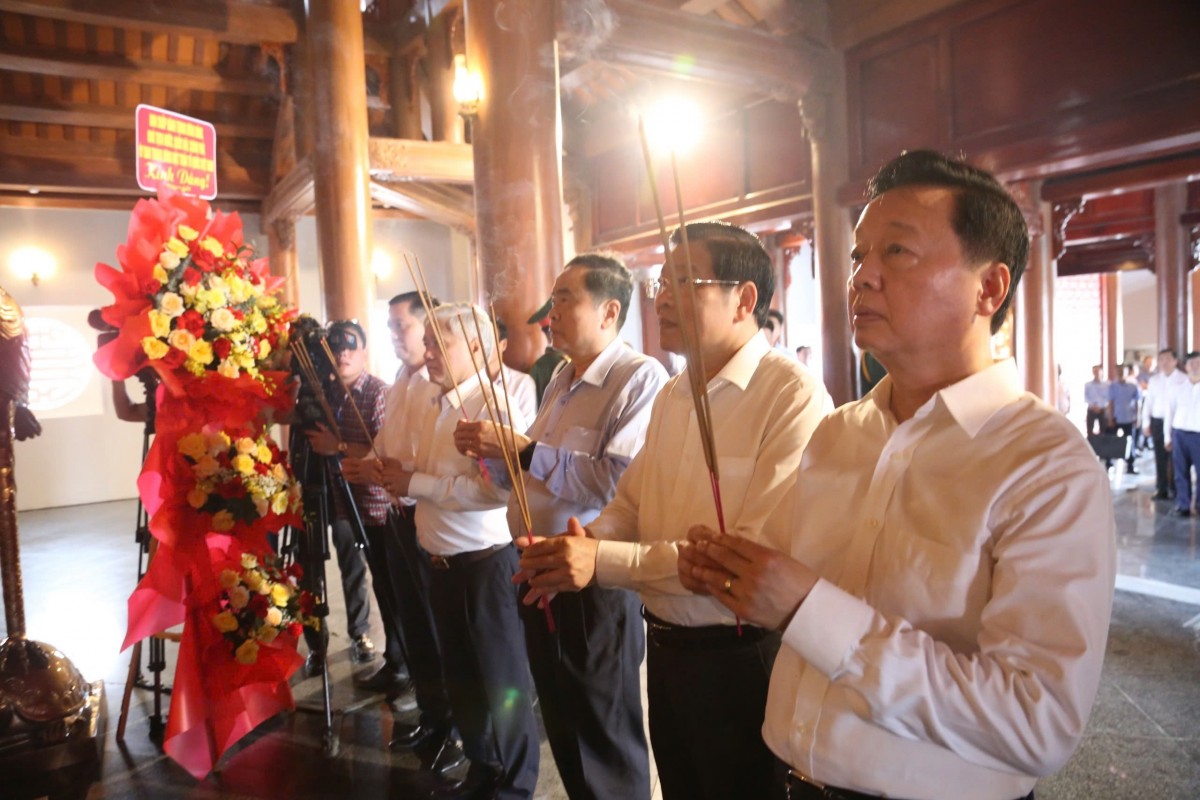 undefined Các vị lãnh đạo Đảng, Nhà nước dâng hương tại khu lưu niệm