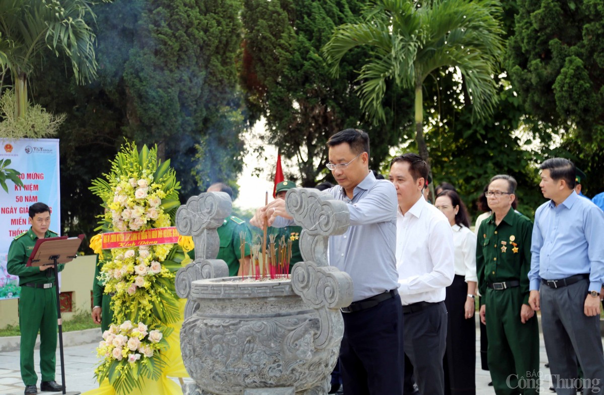 Các đại biểu dâng hương tại khu di tích