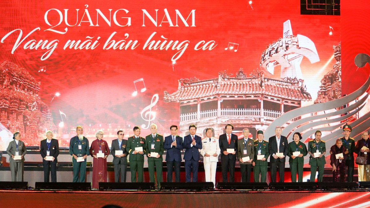 Lãnh đạo tỉnh Quảng Nam tri ân các bậc lão thành cách mạng, cán bộ tiền khởi nghĩa tại lễ kỷ niệm 50 năm Ngày Giải phóng tỉnh Quảng Nam. Ảnh: VŨ LÊ Lãnh đạo tỉnh Quảng Nam tri ân các bậc lão thành cách mạng, cán bộ tiền khởi nghĩa tại lễ kỷ niệm 50 năm Ngày Giải phóng tỉnh Quảng Nam. Ảnh: VŨ LÊ