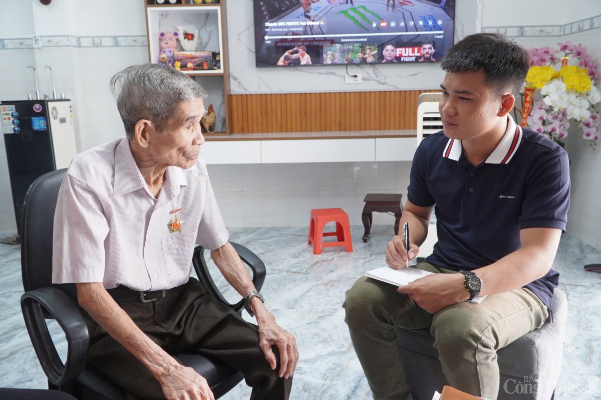 Phóng viên Báo Công Thương trò chuyện cùng cựu tù chính trị Côn Đảo Nguyễn Xuân Viên. Ảnh: Nguyễn Ngọc