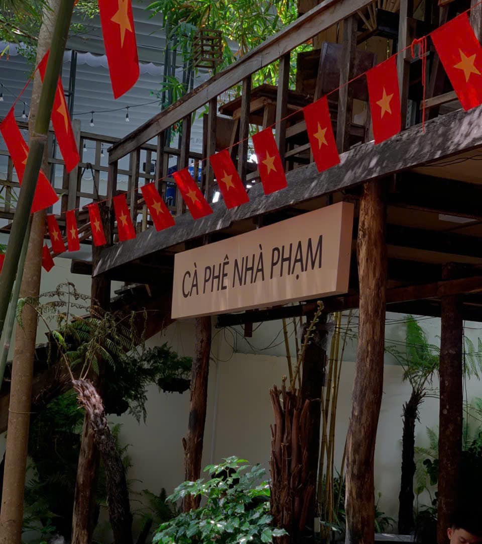 Checkin những quán “cà phê yêu nước” rực đỏ ở Tây Nam