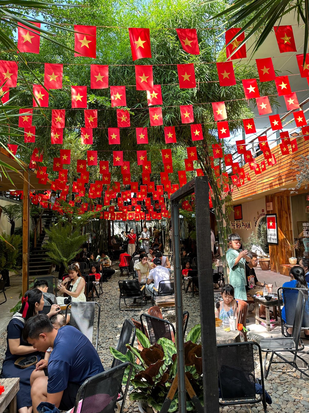 Checkin những quán “cà phê yêu nước” rực đỏ ở Tây Nam