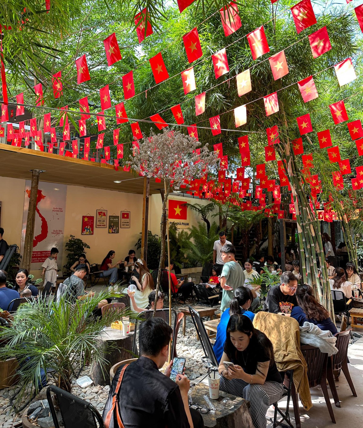 Checkin những quán “cà phê yêu nước” rực đỏ ở Tây Nam