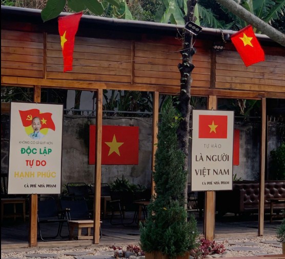Checkin những quán “cà phê yêu nước” rực đỏ ở Tây Nam