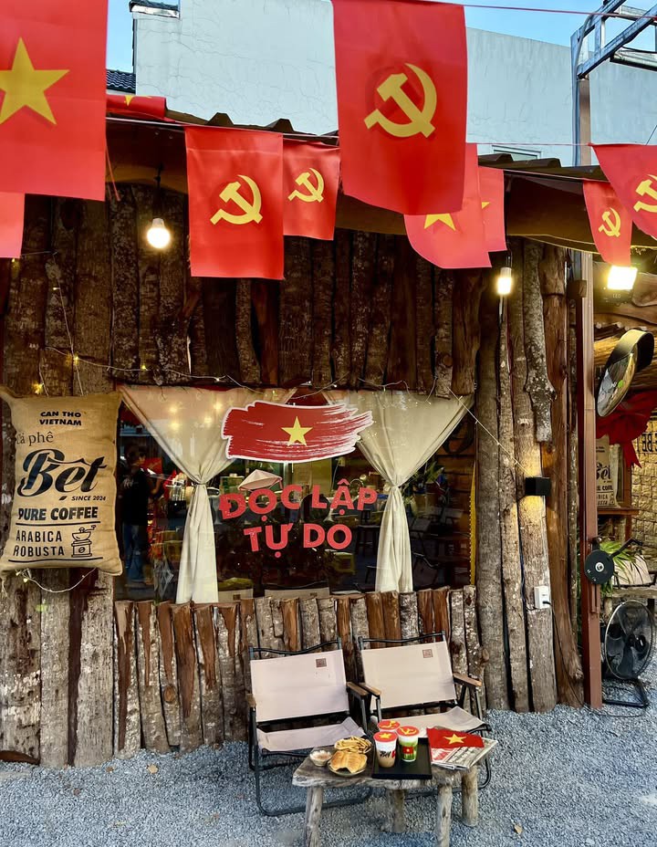 Checkin những quán “cà phê yêu nước” rực đỏ ở Tây Nam