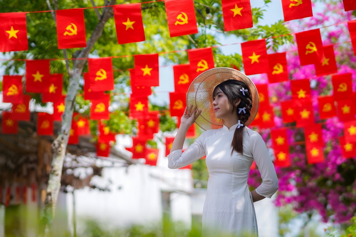 Checkin những quán “cà phê yêu nước” rực đỏ ở Tây Nam