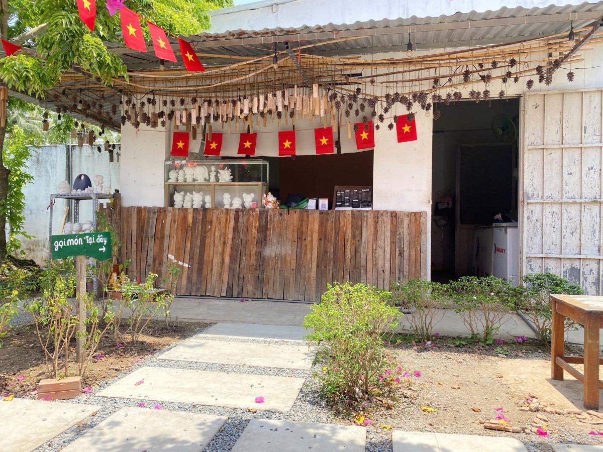 Checkin những quán “cà phê yêu nước” rực đỏ ở Tây Nam