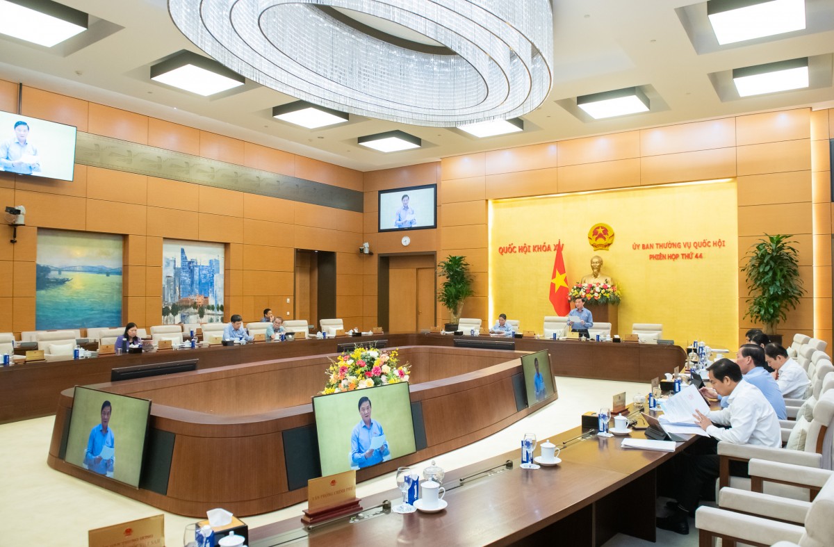 Ủy ban Thường vụ Quốc hội cho ý kiến về dự án Luật Cán bộ, công chức (sửa đổi)