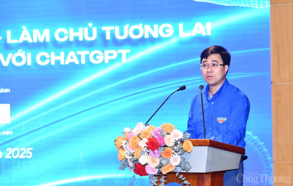 Anh Bùi Hoàng Tùng - Bí thư Đoàn Thanh niên Chính phủ phát biểu khai mạc chương trình